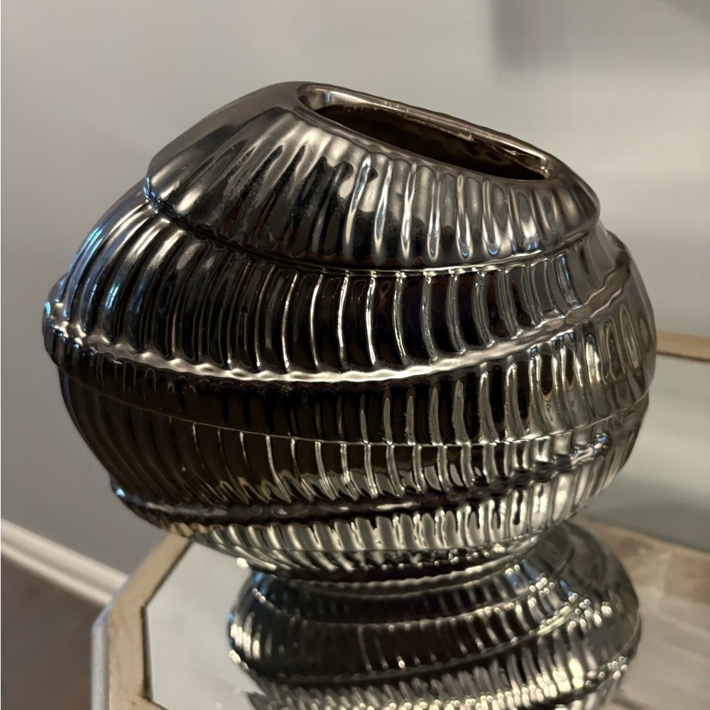 Urban barn gun metal gorgeous vase accent 9” brand new.